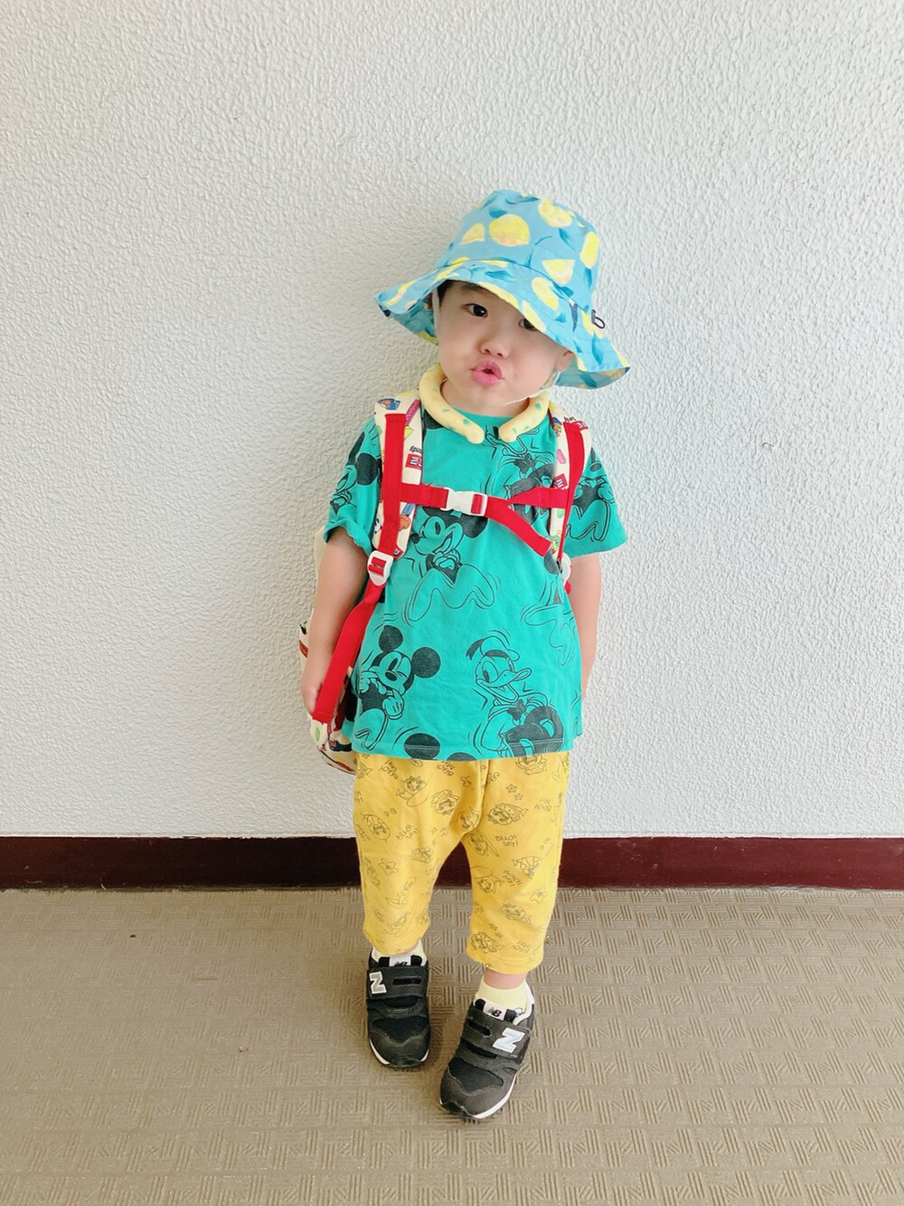 「登園スタイル、韓国子供服、テーマパークコーデ、夏コーデ、スニーカー」｜「H&Mのアイテム（Tシャツ/カットソー、グリーン系）」を使った、りんちゃんのさん（キッズ・100cm）の夏コーディネートの4枚目の写真
