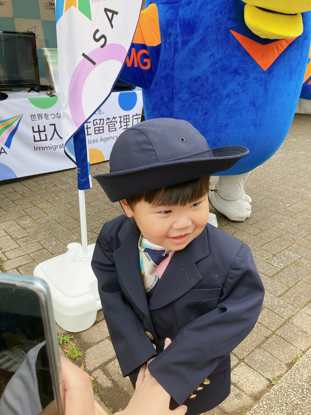 「休日スタイル、ジャケット、子ども服」｜「着させてくれた服のアイテム（スーツジャケット、ブルー系）」を使った、りんちゃんのさん（キッズ・90cm）の春コーディネートの2枚目の写真