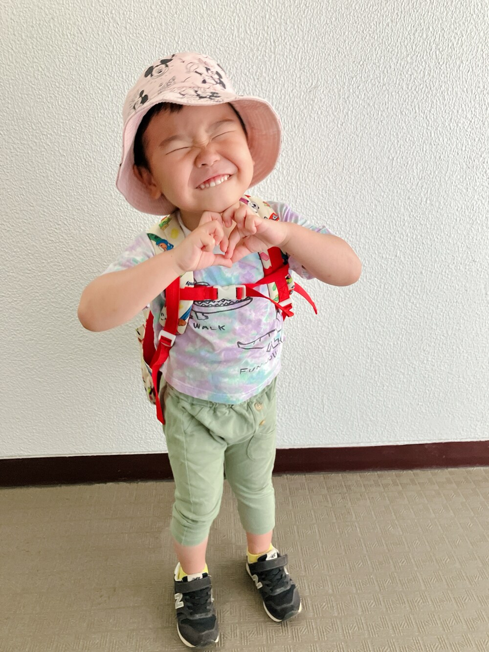 「登園スタイル、柄シャツ、タイダイ」｜「GUのアイテム（パンツ、グリーン系）」を使った、りんちゃんのさん（キッズ・100cm）の夏コーディネートの2枚目の写真