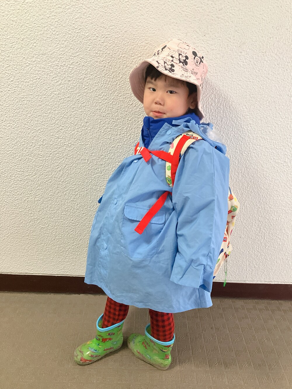 「登園スタイル、今日のコーデ、雨の日コーデ」｜「西松屋のアイテム（レインシューズ、グリーン系）」を使った、りんちゃんのさん（キッズ・100cm）の春コーディネートの3枚目の写真