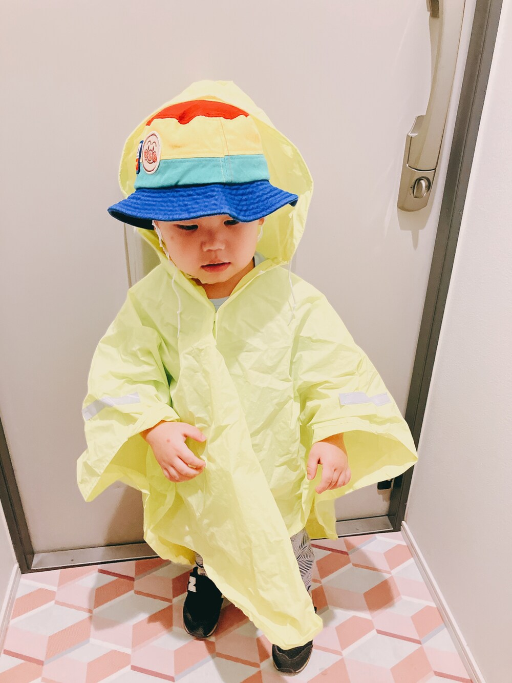 「登園スタイル、キッズファッション、雨の日コーデ」｜「3coinsのアイテム（ポンチョ、イエロー系）」を使った、りんちゃんのさん（キッズ・90cm）の夏コーディネートの4枚目の写真