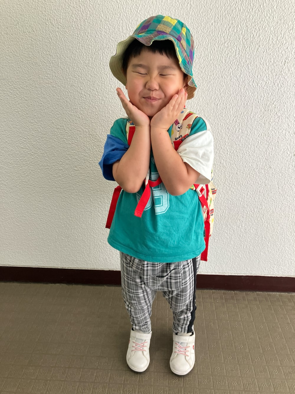 グリーン系のTシャツ/カットソーを着用したキッズの夏コーディネートの2枚目の写真
