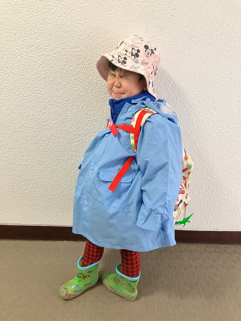 「登園スタイル、今日のコーデ、雨の日コーデ」｜「西松屋のアイテム（レインシューズ、グリーン系）」を使った、りんちゃんのさん（キッズ・100cm）の春コーディネートの5枚目の写真
