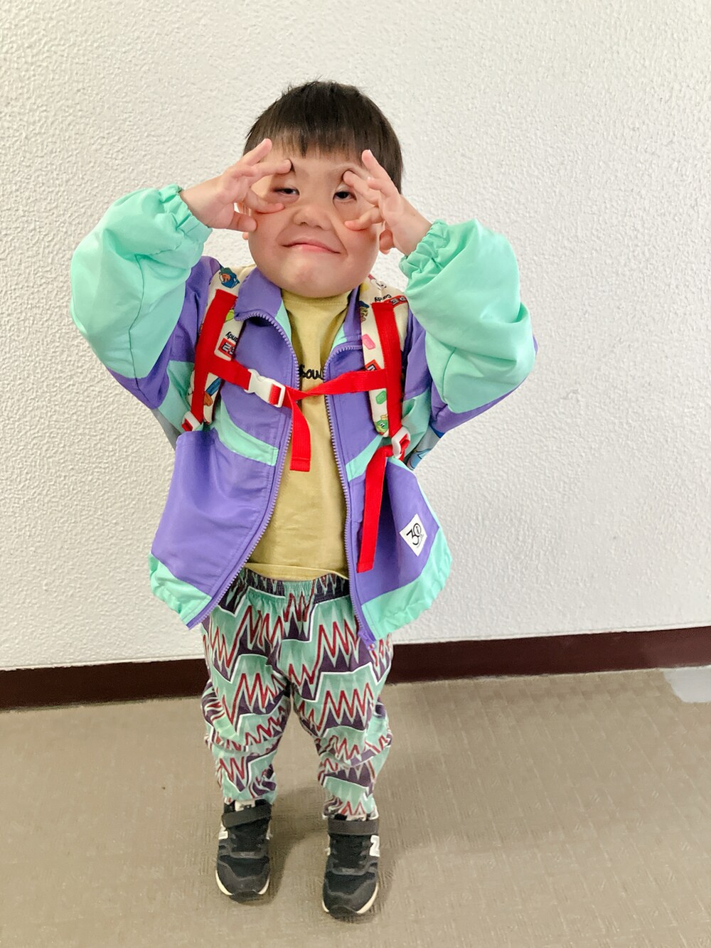 「登園スタイル、白目、レイヤードスタイル、柄パンツ」｜「NEW BALANCEのアイテム（スニーカー、ブラック系）」を使った、りんちゃんのさん（キッズ・100cm）の春コーディネートの2枚目の写真