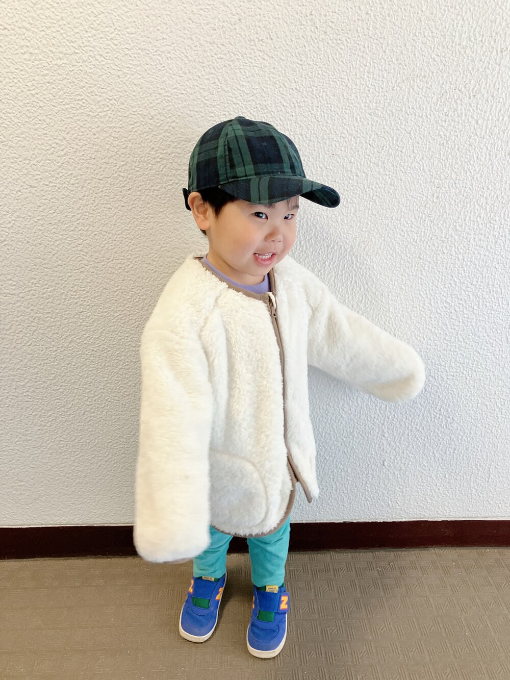 「春のおしゃ見えテクニック、登園スタイル、おでかけコーデ、春コーデ、キャップ」｜「UNIQLOのアイテム（その他アウター、ホワイト系）」を使った、りんちゃんのさん（キッズ・90cm）の春コーディネートの2枚目の写真