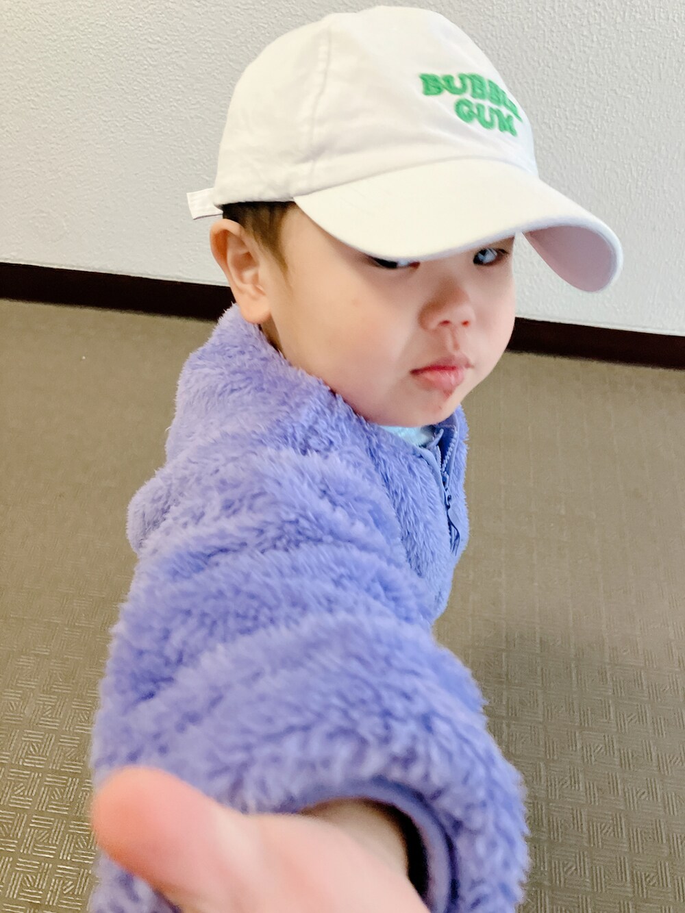 「登園スタイル、ストリート、キャップ、淡色コーデ、新星WEARISTAにエントリー、男の子コーデ」｜「GUのアイテム（その他アウター、パープル系）」を使った、りんちゃんのさん（キッズ・90cm）の冬コーディネートの2枚目の写真