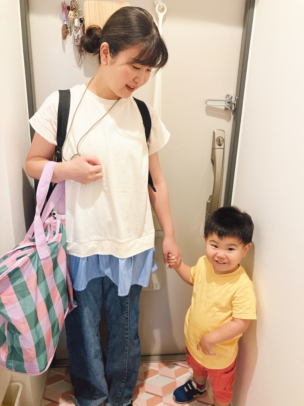 「登園スタイル、夏だ！Tシャツ着よう！、夏コーデ、ハーフパンツ」｜「H&Mのアイテム（Tシャツ/カットソー、イエロー系）」を使った、りんちゃんのさん（キッズ・90cm）の夏コーディネートの4枚目の写真