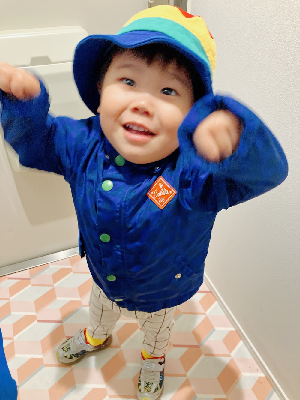 ブルー系のナイロンジャケットを着用したキッズの秋コーディネートの2枚目の写真