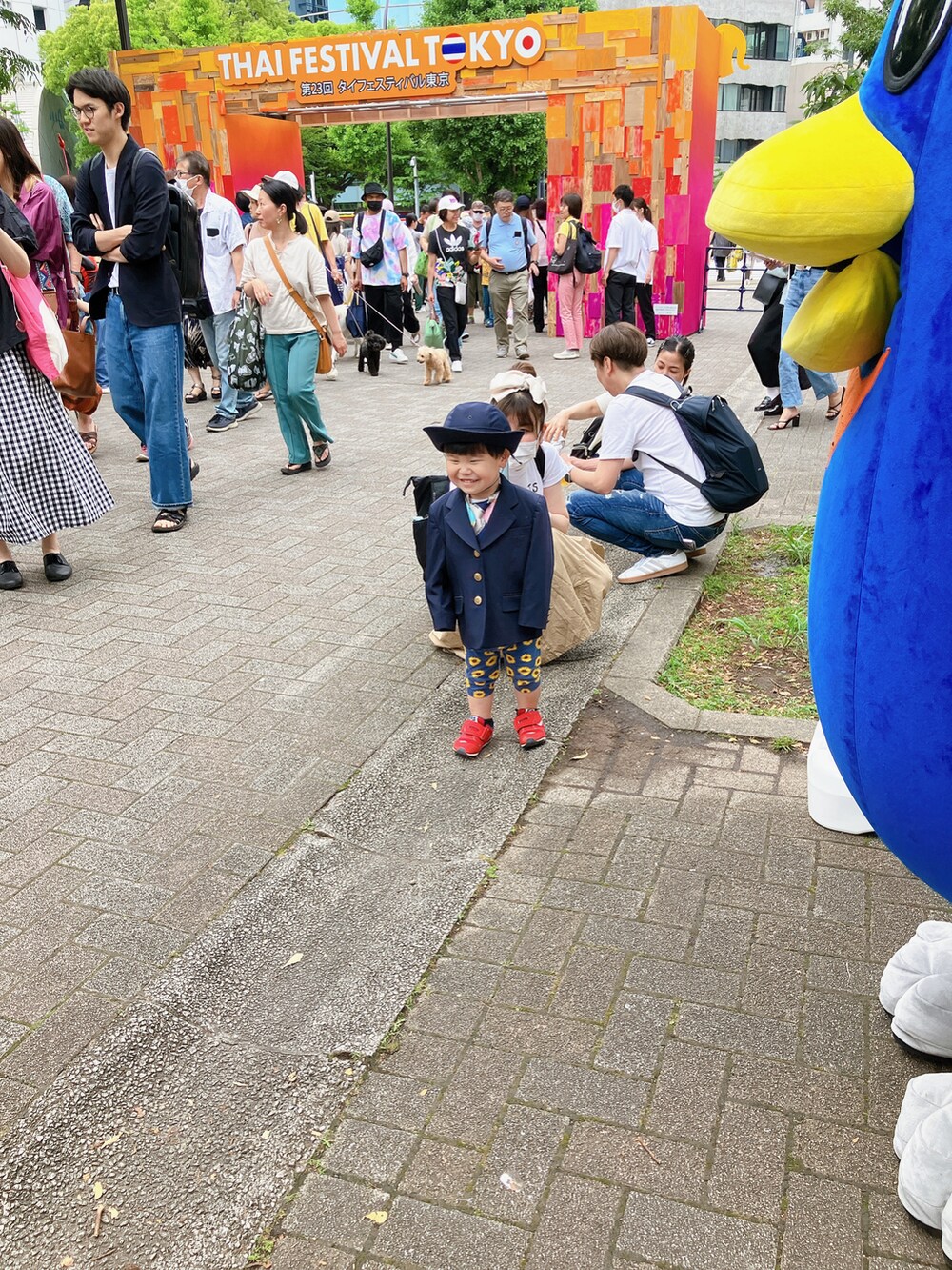 「休日スタイル、ジャケット、子ども服」｜「着させてくれた服のアイテム（スーツジャケット、ブルー系）」を使った、りんちゃんのさん（キッズ・90cm）の春コーディネートの3枚目の写真