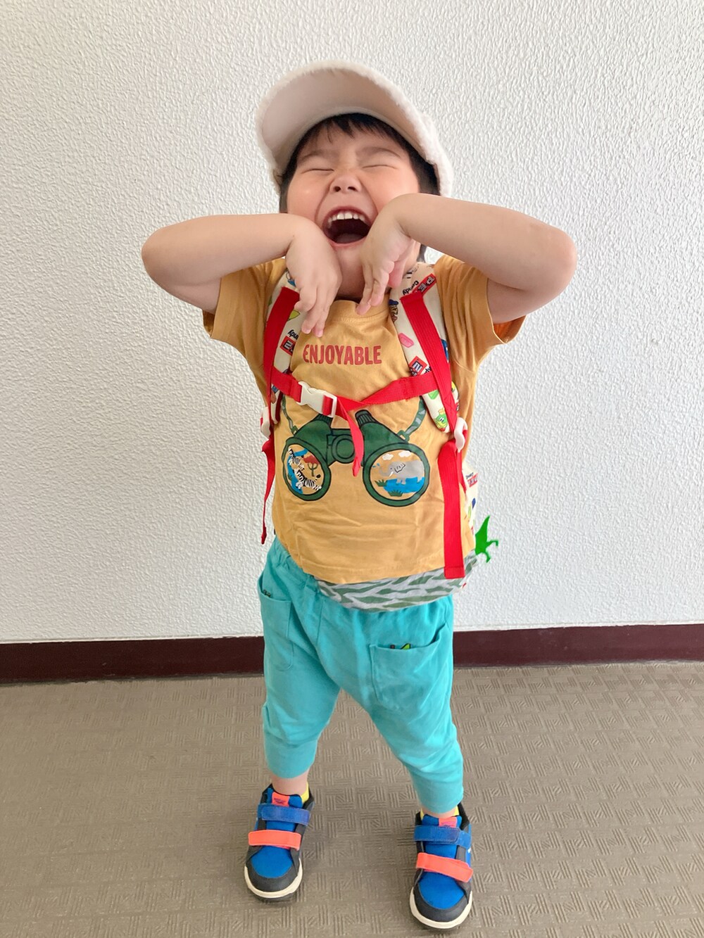 ブルー系のスニーカーを着用したキッズの春コーディネートの4枚目の写真