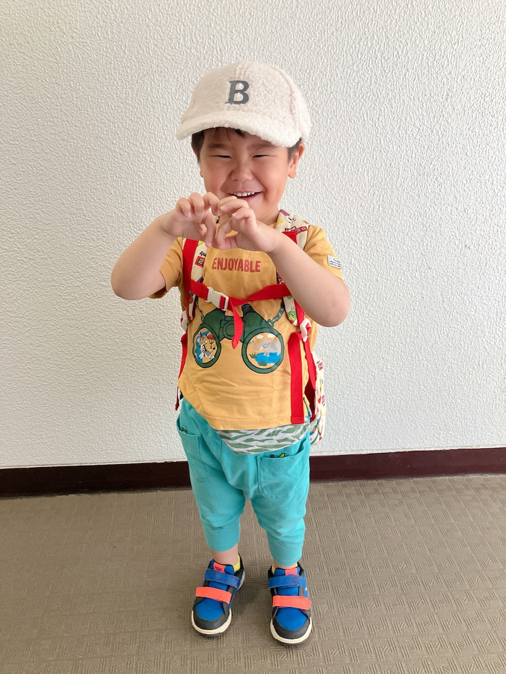 ブルー系のスニーカーを着用したキッズの春コーディネートの5枚目の写真