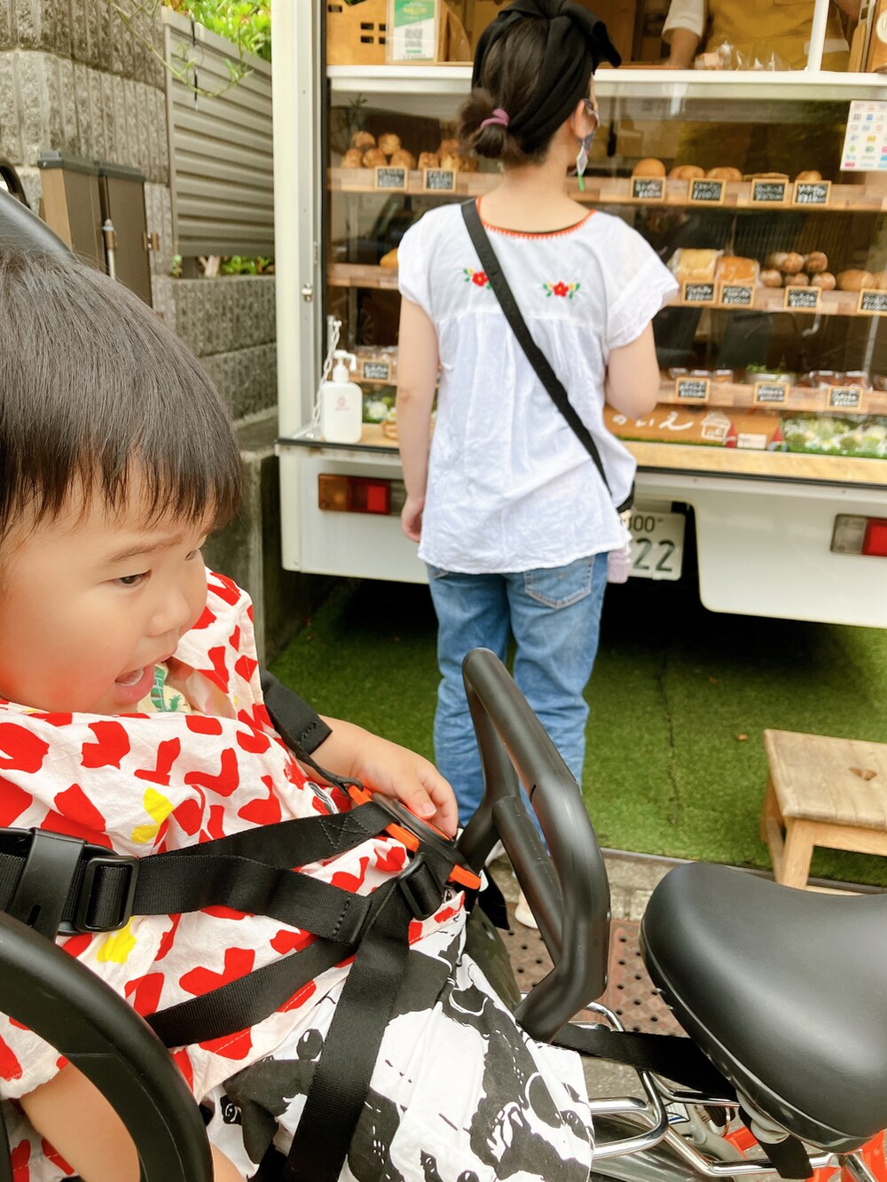 「男の子、ゆるコーデ、中国ブランド、なみすけ」｜「アリババのやつのアイテム（シャツ/ブラウス、レッド系）」を使った、りんちゃんのさん（キッズ・90cm）の秋コーディネートの5枚目の写真