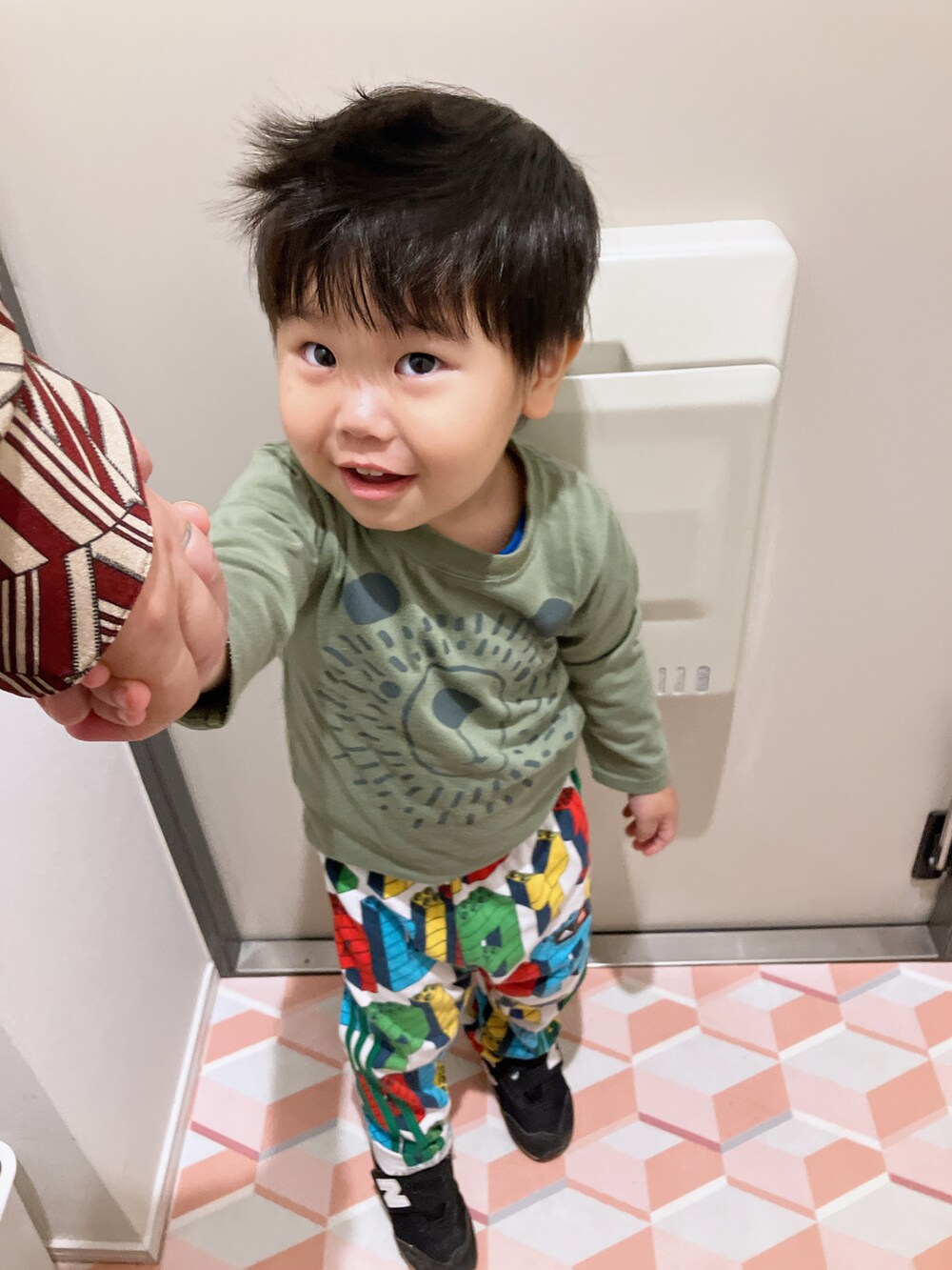 「登園スタイル、キッズコーデ、秋冬コーデ、アディダス」｜「adidasのアイテム（スウェットパンツ、その他）」を使った、りんちゃんのさん（キッズ・90cm）の秋コーディネートの2枚目の写真