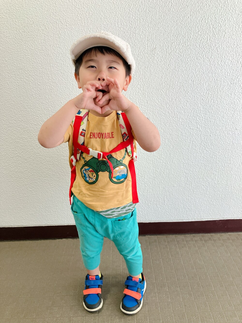 ブルー系のスニーカーを着用したキッズの春コーディネートの2枚目の写真