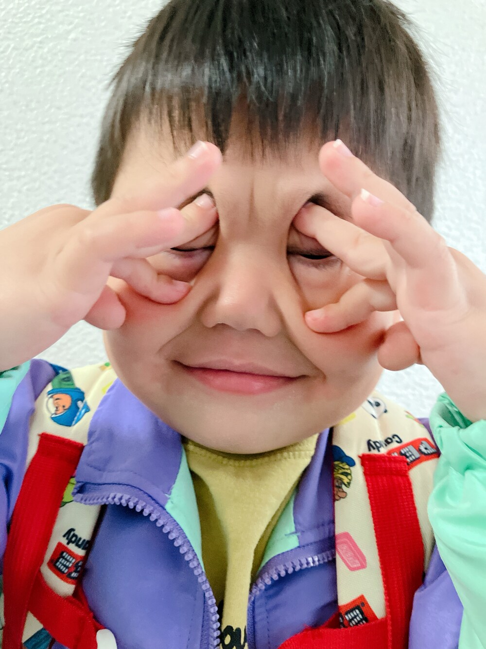 「登園スタイル、白目、レイヤードスタイル、柄パンツ」｜「NEW BALANCEのアイテム（スニーカー、ブラック系）」を使った、りんちゃんのさん（キッズ・100cm）の春コーディネートの5枚目の写真