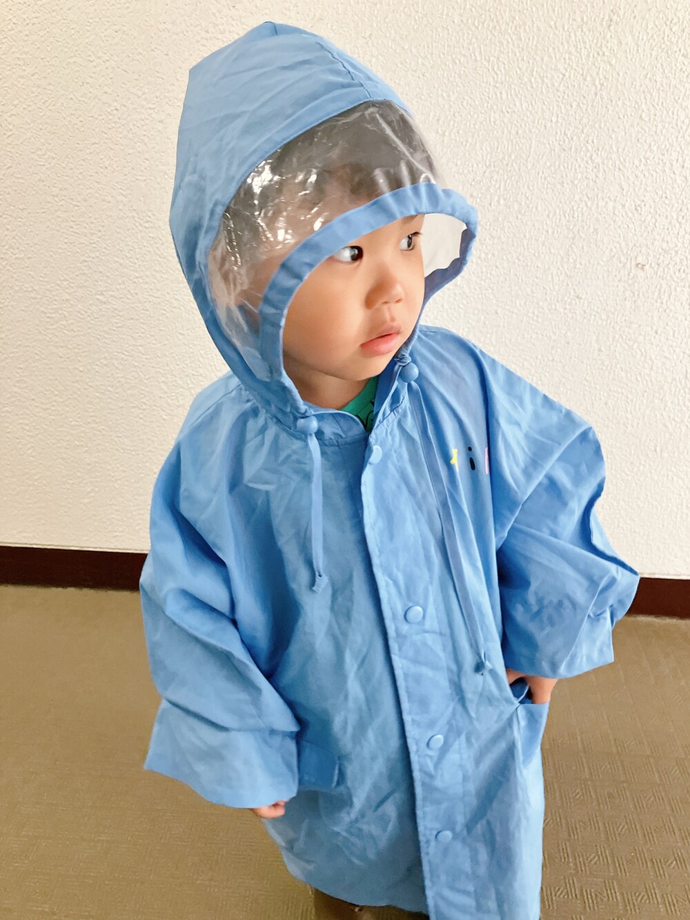「登園スタイル、プチプラ、フェスコーデ、さらっと晴れやかスナップ、雨の日コーデ」｜「もらいもののアイテム（ポンチョ、ブルー系）」を使った、りんちゃんのさん（キッズ・100cm）の夏コーディネートの4枚目の写真