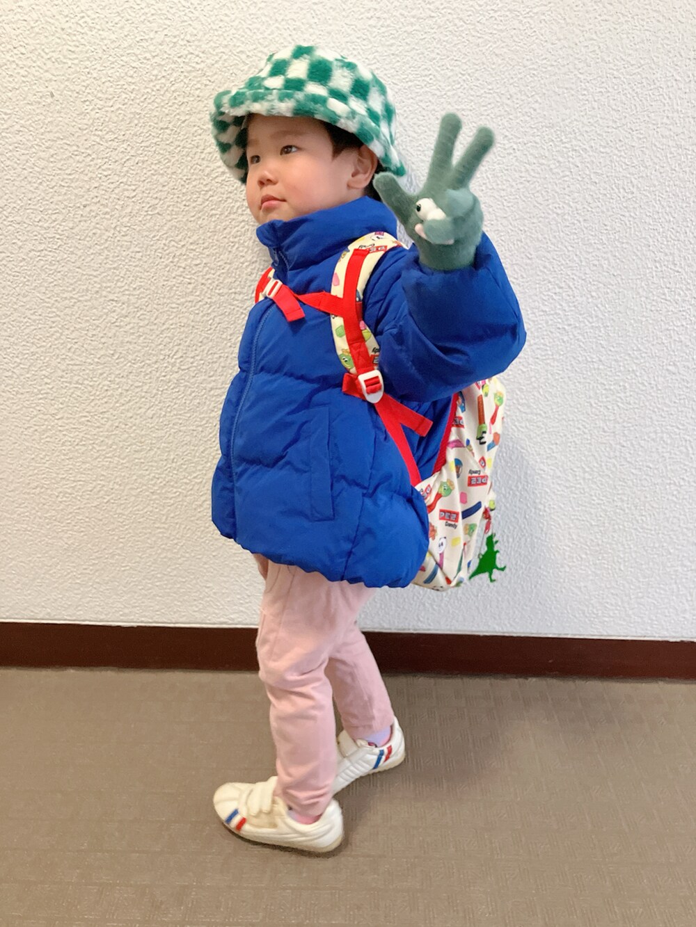 「登園スタイル、カジュアルコーデ」｜「PATRICKのアイテム（スニーカー、ホワイト系）」を使った、りんちゃんのさん（キッズ・100cm）の冬コーディネートの2枚目の写真