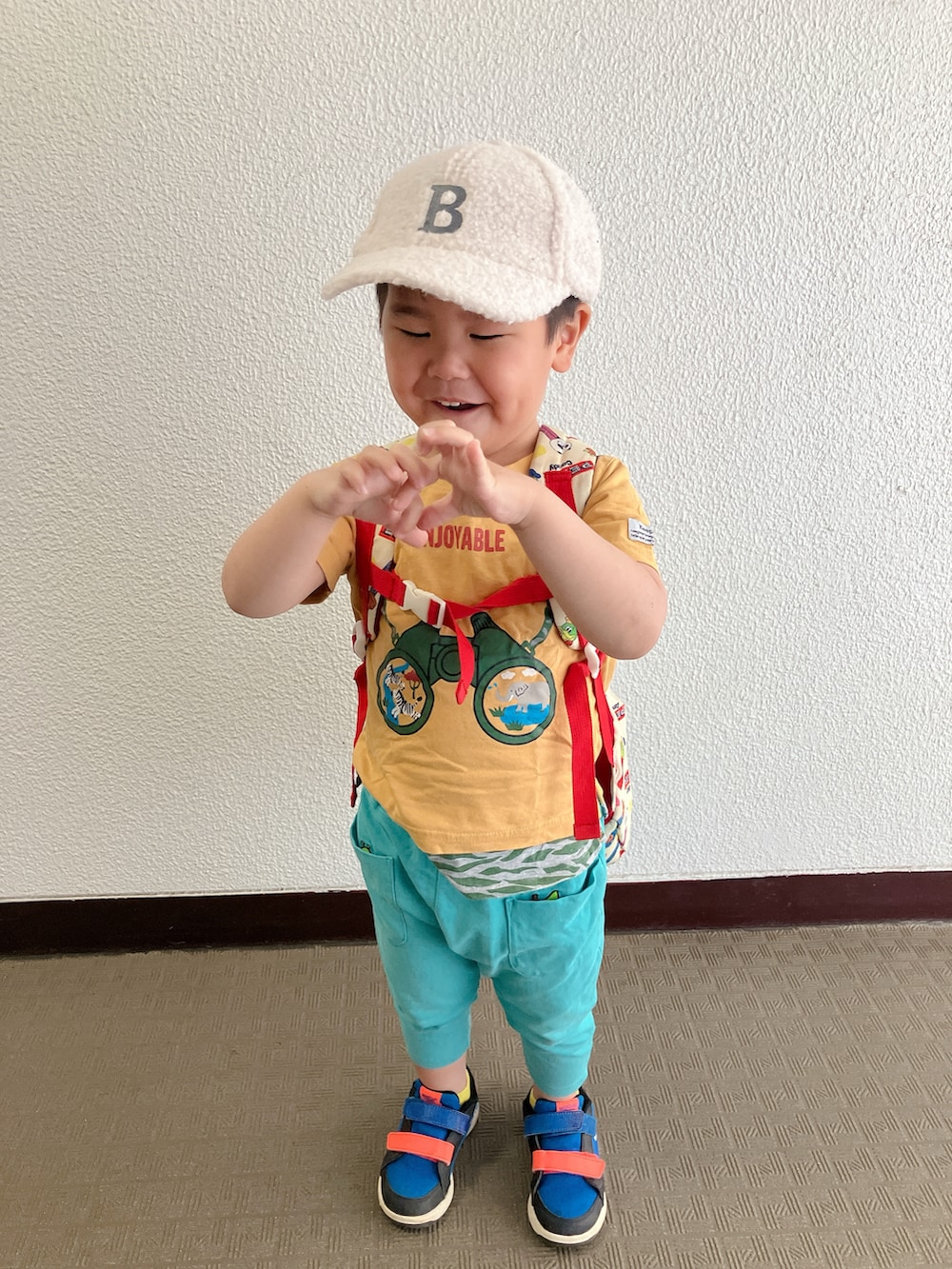 ブルー系のスニーカーを着用したキッズの春コーディネートの3枚目の写真