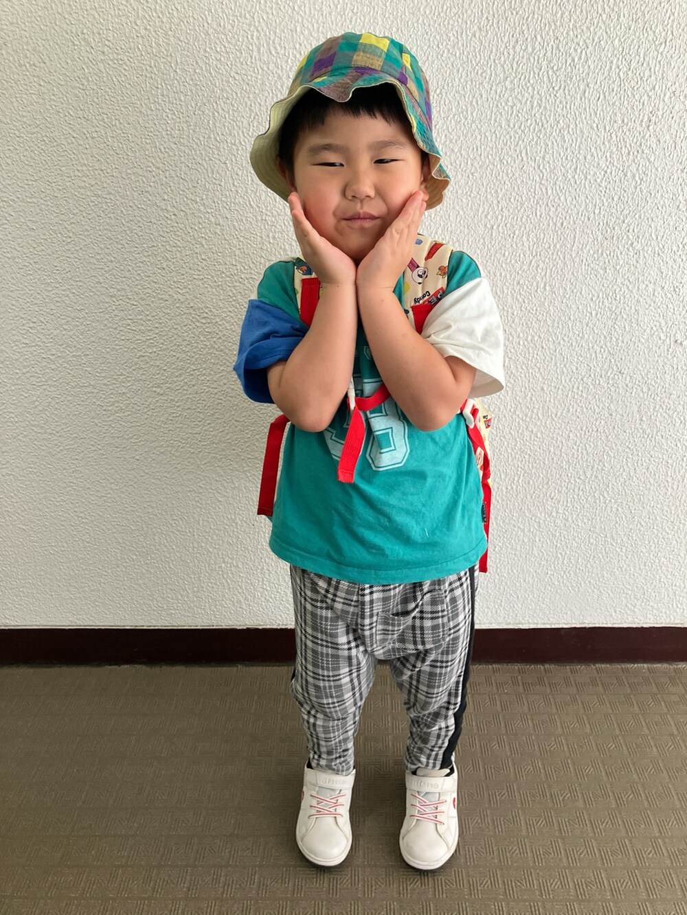 グリーン系のTシャツ/カットソーを着用したキッズの夏コーディネートの3枚目の写真
