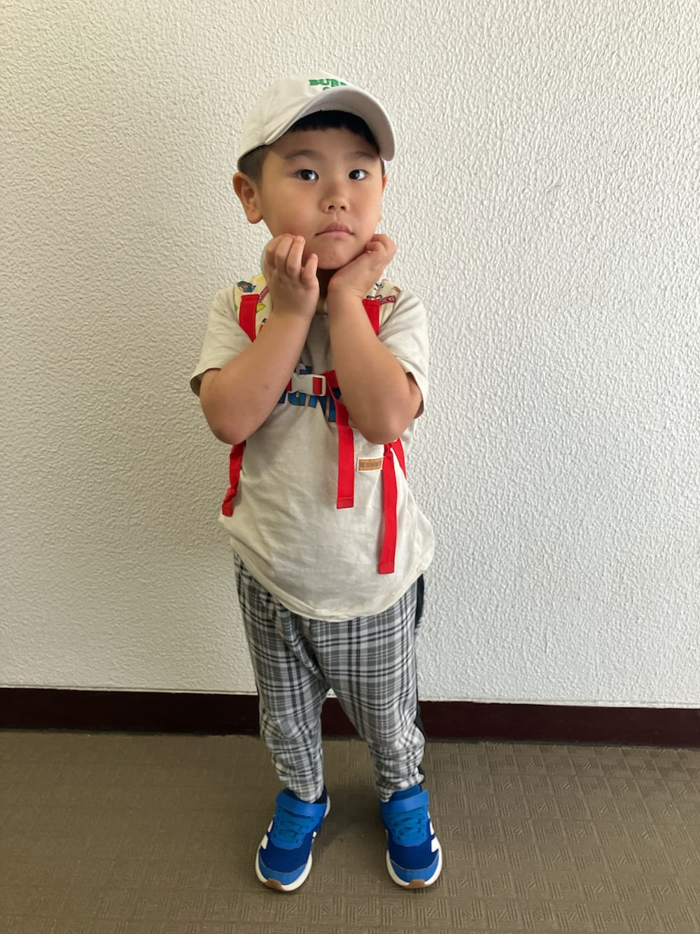 ブルー系のスニーカーを着用したキッズの夏コーディネートの3枚目の写真