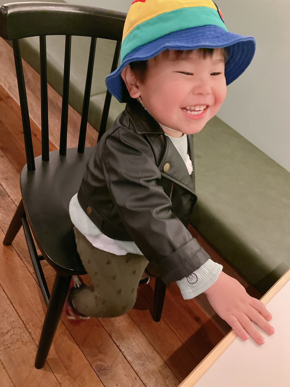 「春服デビュー宣言、キッズファッション、春コーデ、休日スタイル、休日コーデ、男の子、ライダース、革ジャン」｜「西松屋のアイテム（ライダースジャケット、ブラック系）」を使った、りんちゃんのさん（キッズ・90cm）の春コーディネートの2枚目の写真