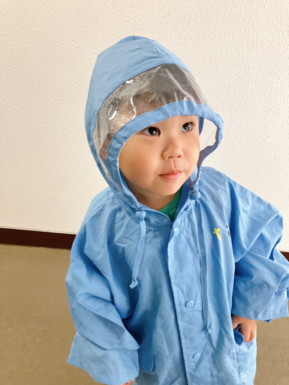 「登園スタイル、プチプラ、フェスコーデ、さらっと晴れやかスナップ、雨の日コーデ」｜「もらいもののアイテム（ポンチョ、ブルー系）」を使った、りんちゃんのさん（キッズ・100cm）の夏コーディネートの5枚目の写真