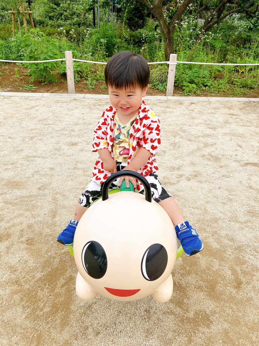 「男の子、ゆるコーデ、中国ブランド、なみすけ」｜「アリババのやつのアイテム（シャツ/ブラウス、レッド系）」を使った、りんちゃんのさん（キッズ・90cm）の秋コーディネートの2枚目の写真