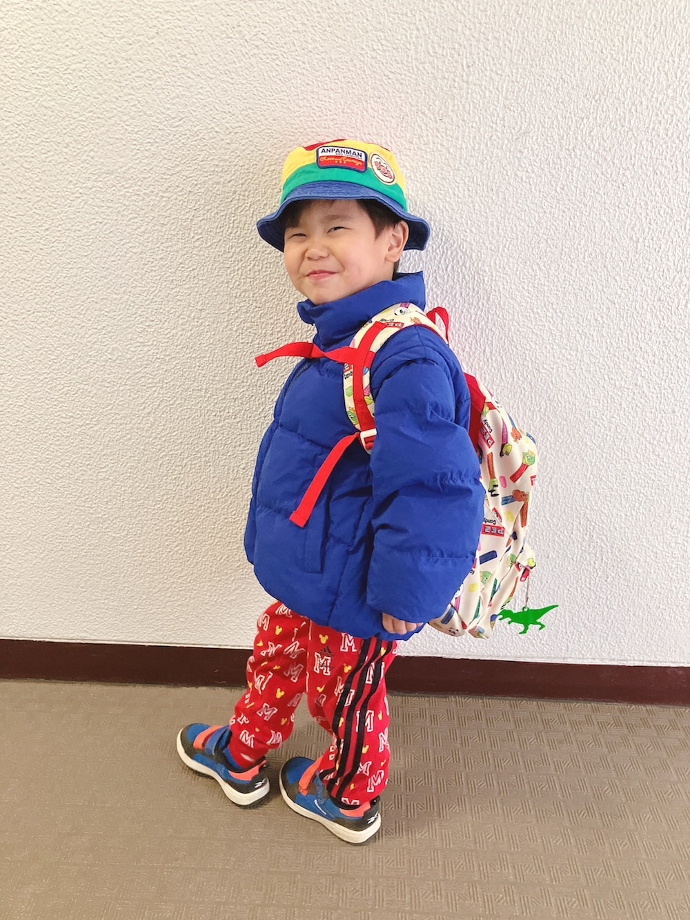 「登園スタイル、チョコ色に染まれ、カジュアルコーデ、アディダス」｜「adidasのアイテム（スウェットパンツ、レッド系）」を使った、りんちゃんのさん（キッズ・100cm）の冬コーディネートの5枚目の写真