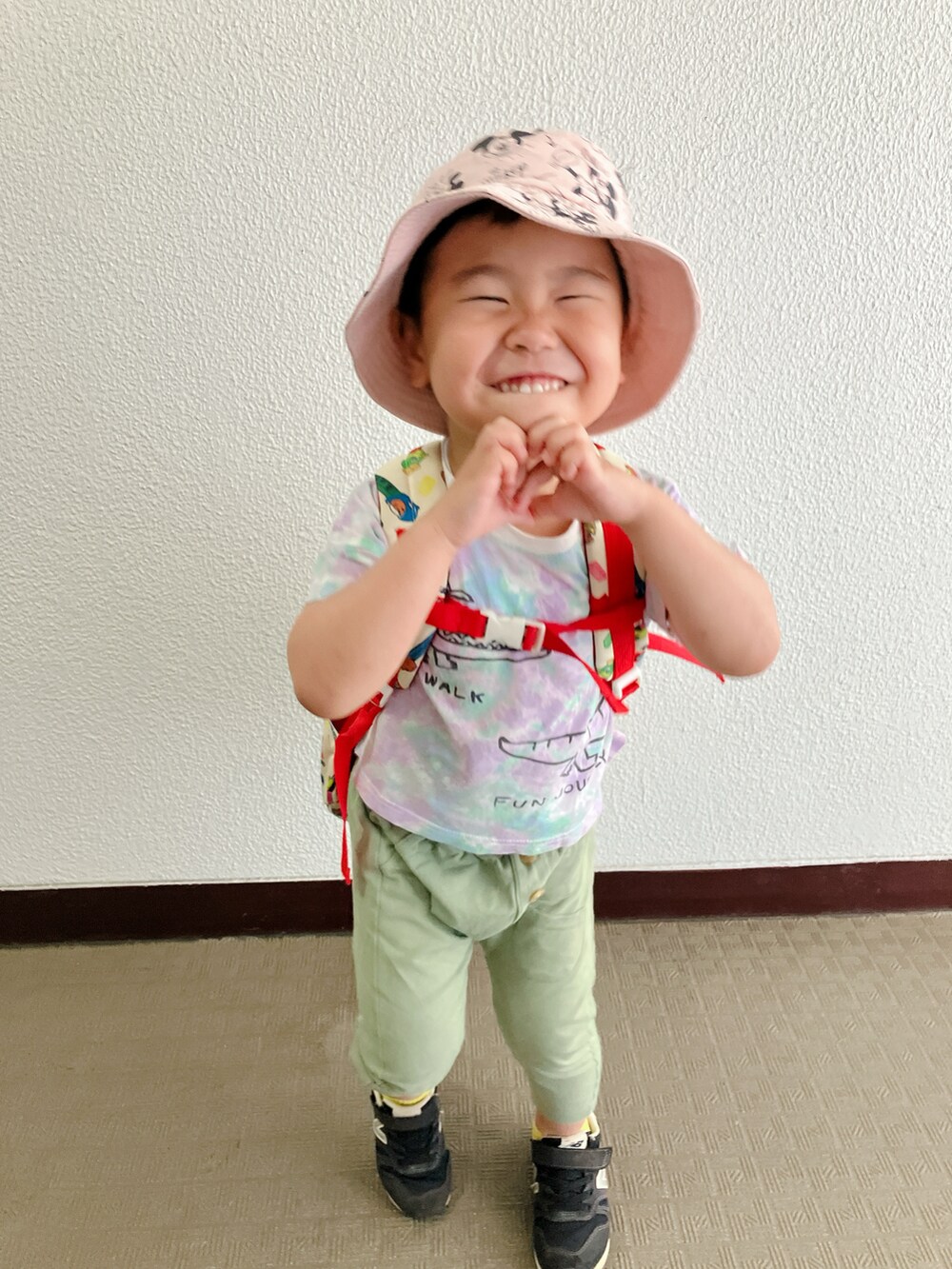 「登園スタイル、柄シャツ、タイダイ」｜「GUのアイテム（パンツ、グリーン系）」を使った、りんちゃんのさん（キッズ・100cm）の夏コーディネートの3枚目の写真