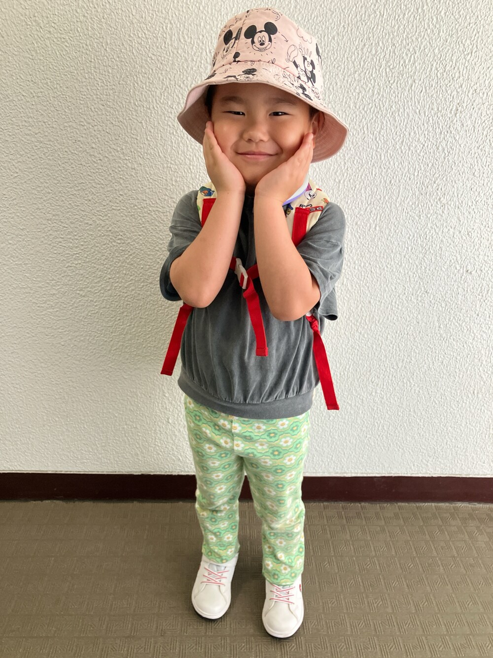 グリーン系のスウェットパンツを着用したキッズの夏コーディネートの2枚目の写真