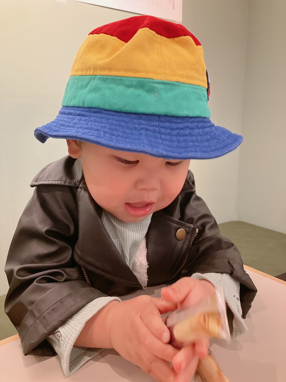「春服デビュー宣言、キッズファッション、春コーデ、休日スタイル、休日コーデ、男の子、ライダース、革ジャン」｜「西松屋のアイテム（ライダースジャケット、ブラック系）」を使った、りんちゃんのさん（キッズ・90cm）の春コーディネートの4枚目の写真