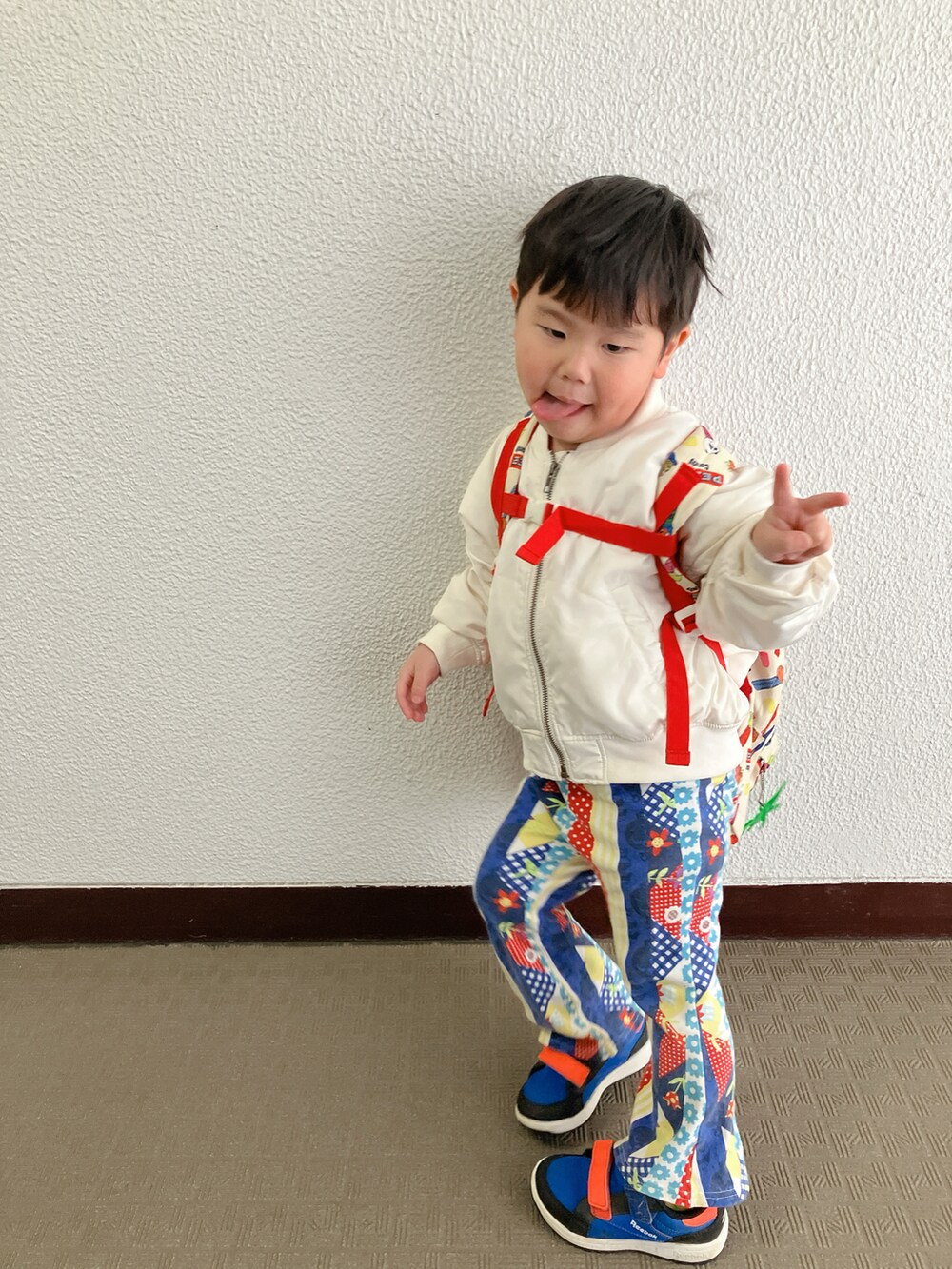 「登園スタイル、古着MIX、MA-1」｜「GUのアイテム（MA-1、ホワイト系）」を使った、りんちゃんのさん（キッズ・100cm）の春コーディネートの4枚目の写真