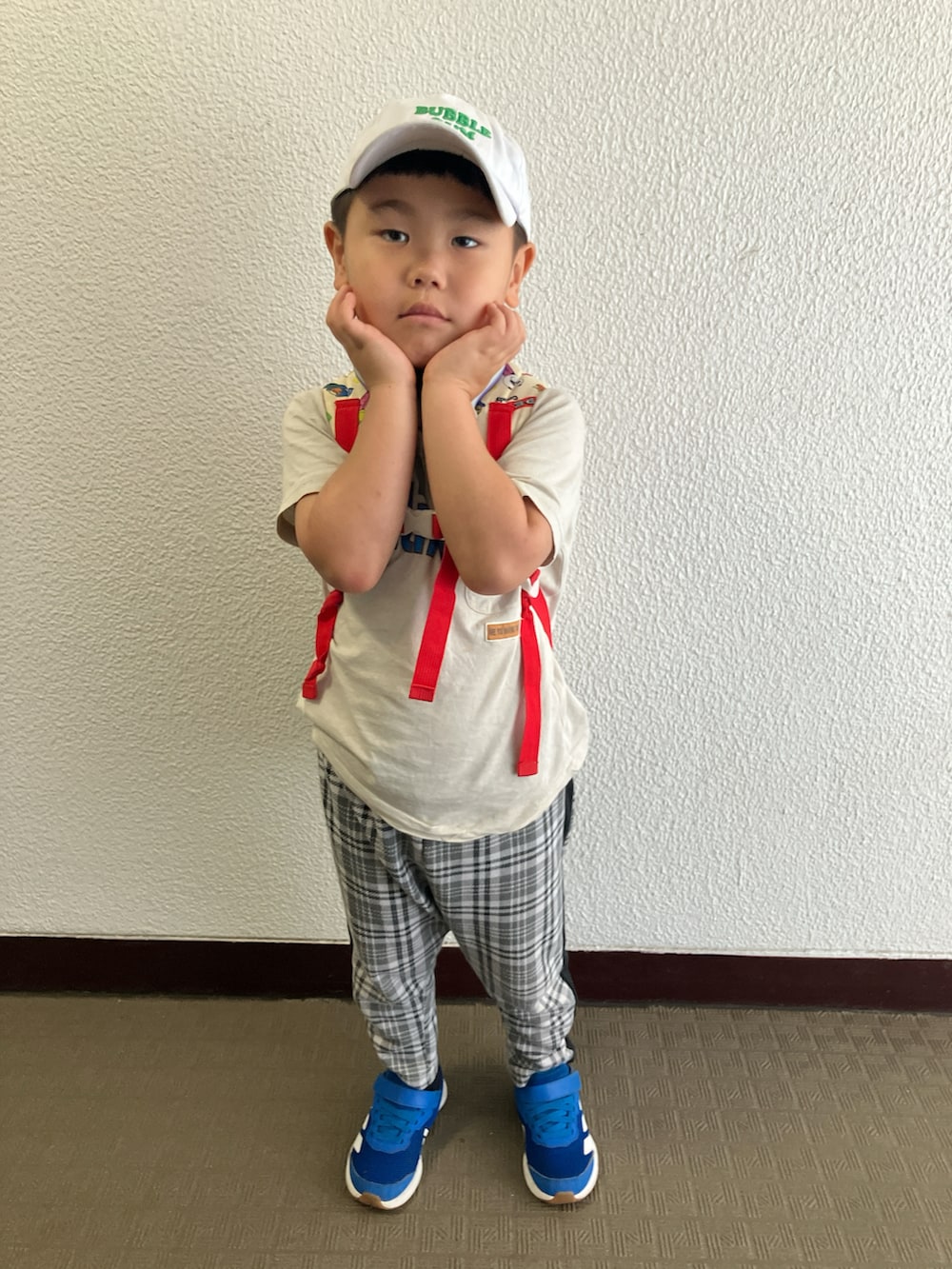 ブルー系のスニーカーを着用したキッズの夏コーディネートの4枚目の写真