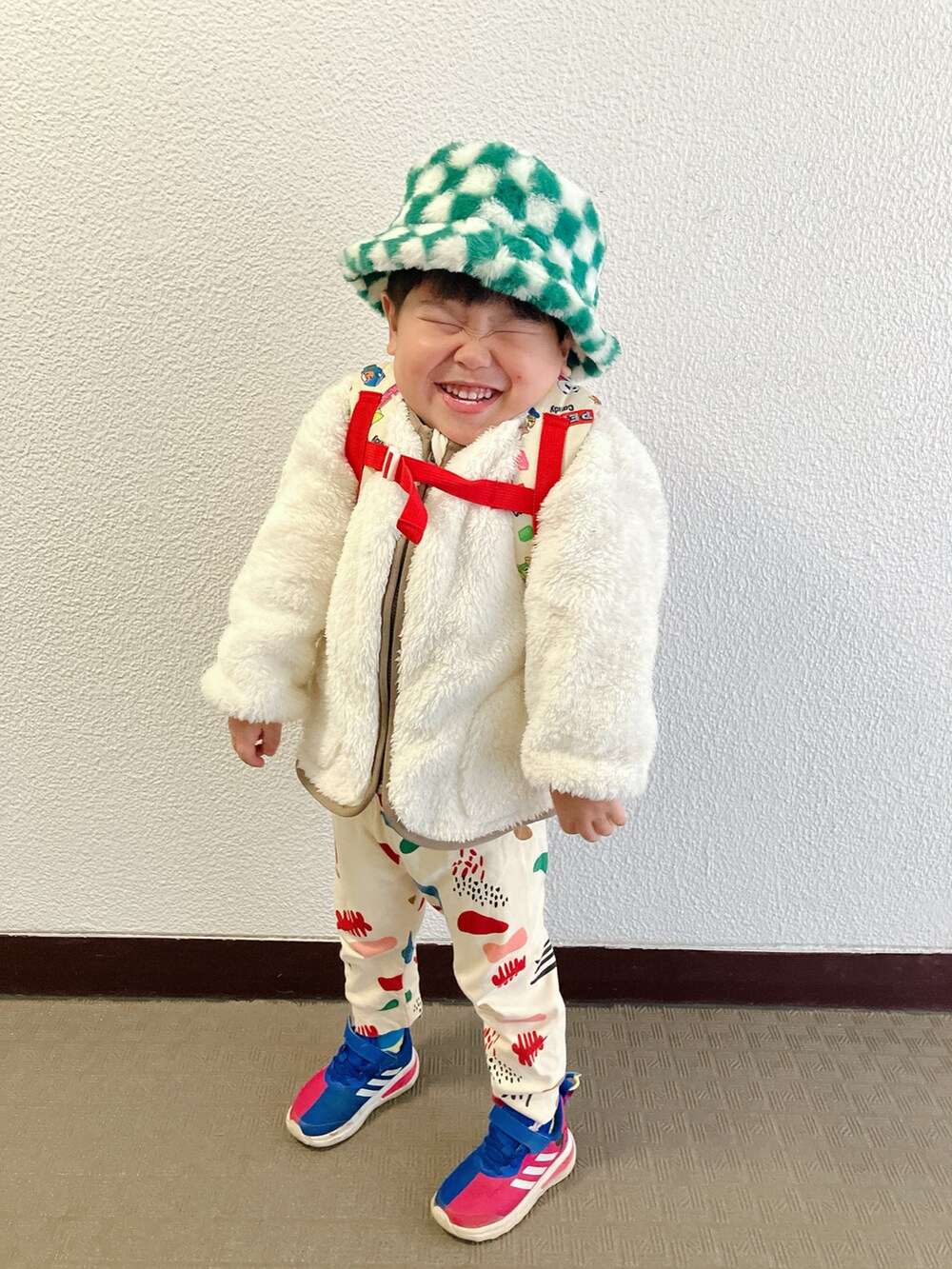 「最近のいい感じコーデ、フリース、冬アウター、登園スタイル」｜「GUのアイテム（その他アウター、ホワイト系）」を使った、りんちゃんのさん（キッズ・100cm）の冬コーディネートの2枚目の写真