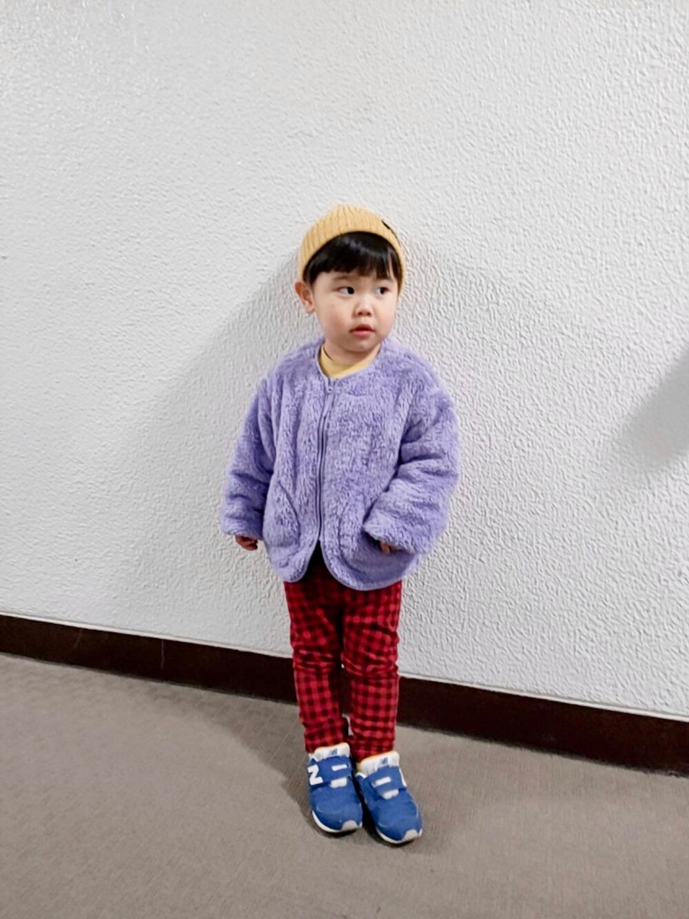 「キッズファッション、休日コーデ、ストリート、チェックパンツ、フリース」｜「GUのアイテム（その他アウター、パープル系）」を使った、りんちゃんのさん（キッズ・90cm）の冬コーディネートの2枚目の写真