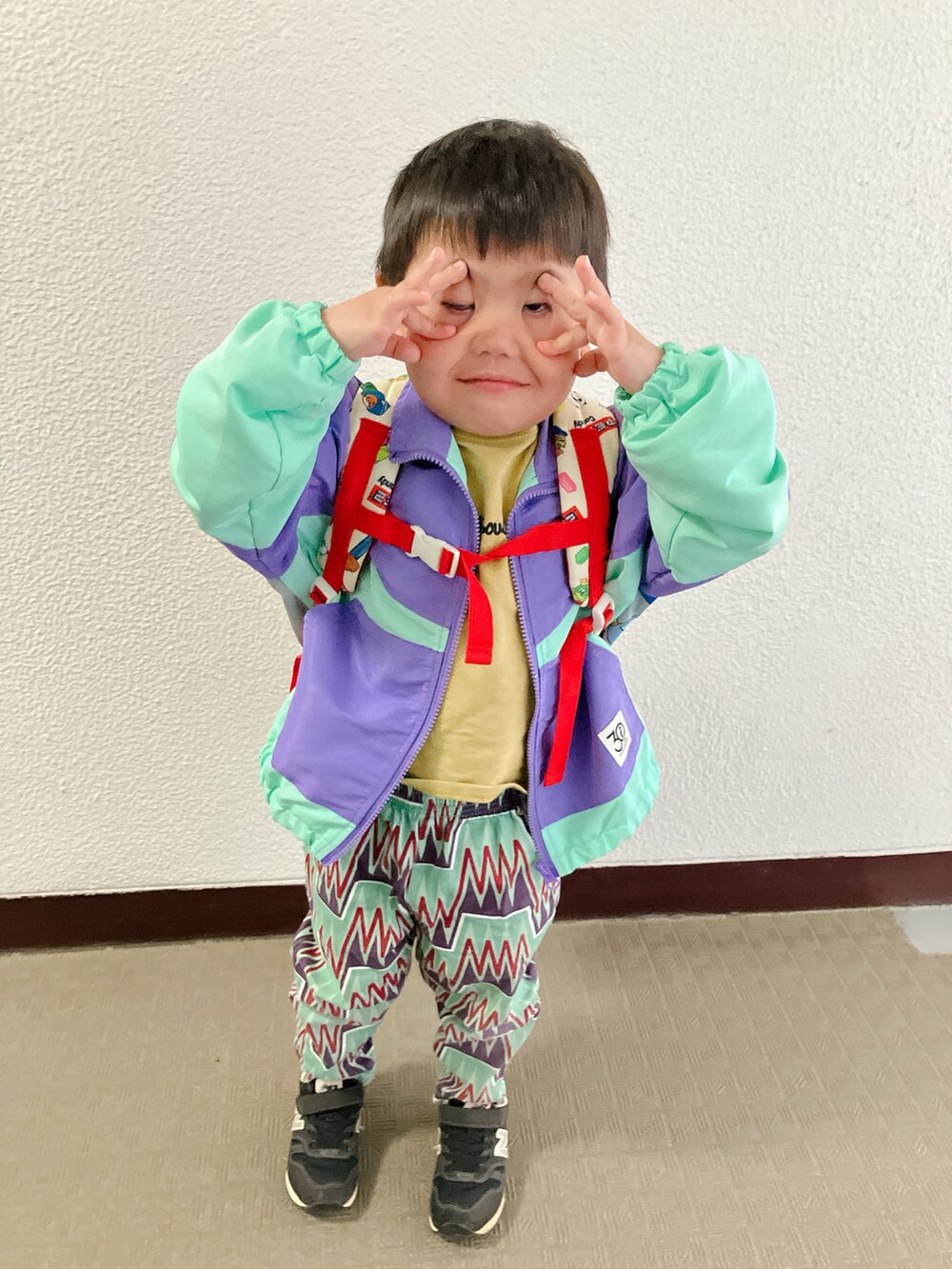 「登園スタイル、白目、レイヤードスタイル、柄パンツ」｜「NEW BALANCEのアイテム（スニーカー、ブラック系）」を使った、りんちゃんのさん（キッズ・100cm）の春コーディネートの3枚目の写真