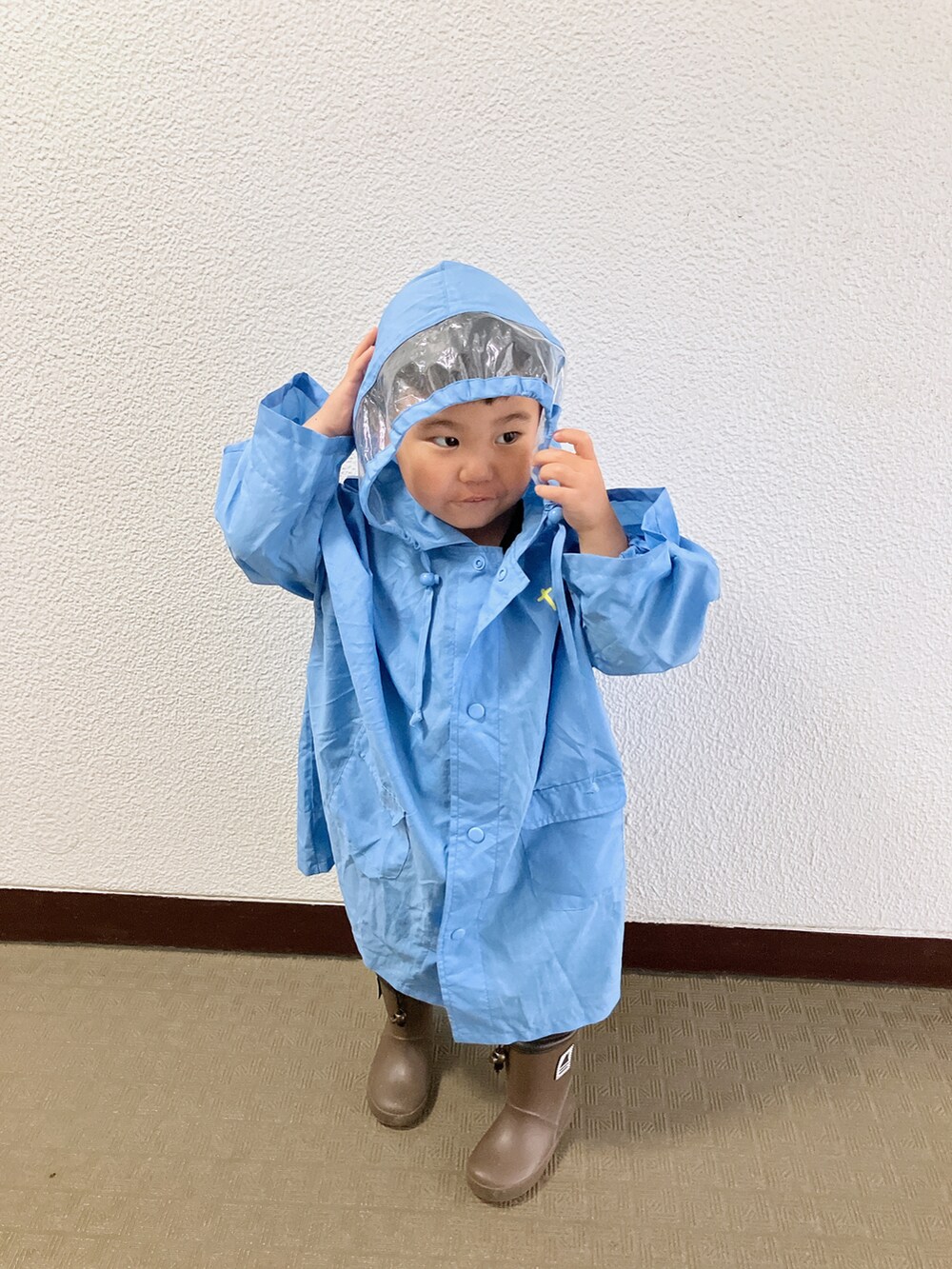 「登園スタイル、雨の日コーデ、キッズファッション」｜「もらいもののアイテム（ポンチョ、ブルー系）」を使った、りんちゃんのさん（キッズ・90cm）の夏コーディネートの5枚目の写真