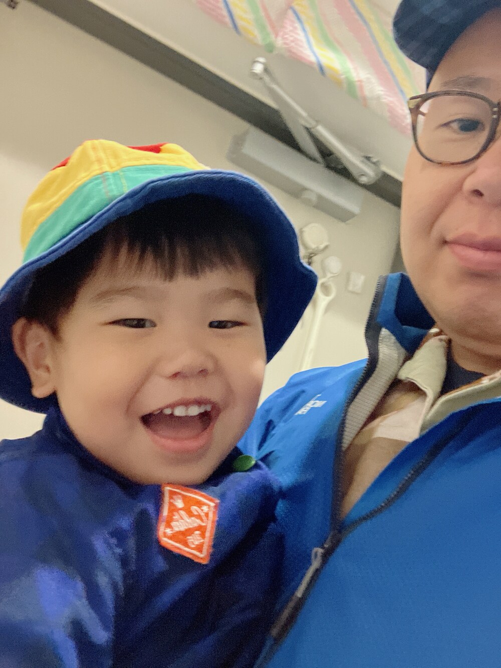 ブルー系のナイロンジャケットを着用したキッズの秋コーディネートの5枚目の写真