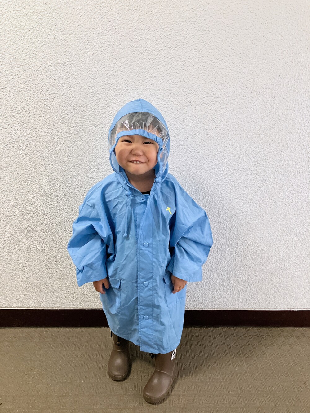 「登園スタイル、雨の日コーデ、キッズファッション」｜「もらいもののアイテム（ポンチョ、ブルー系）」を使った、りんちゃんのさん（キッズ・90cm）の夏コーディネートの4枚目の写真