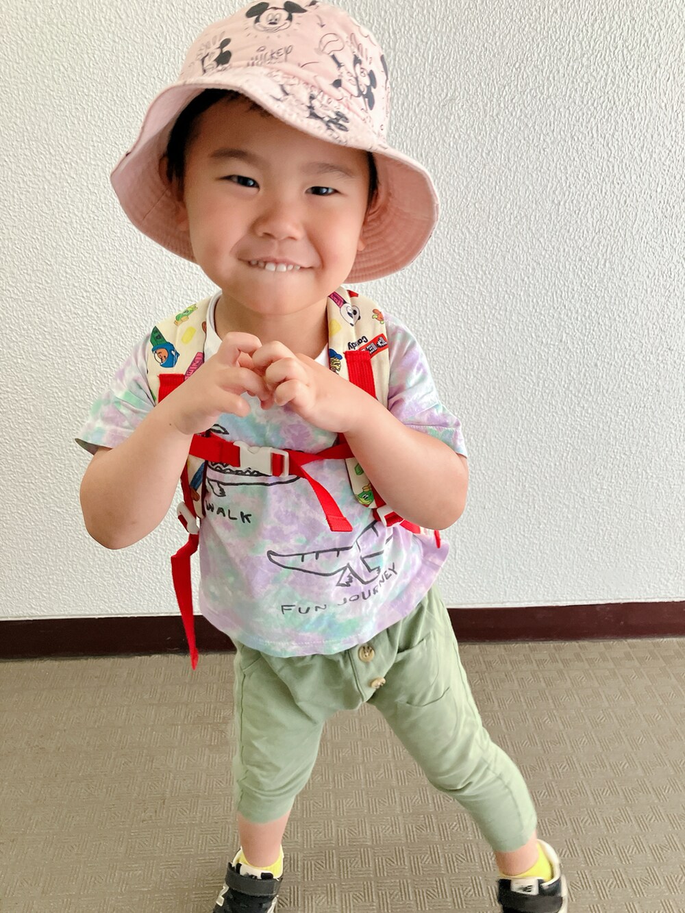 「登園スタイル、柄シャツ、タイダイ」｜「GUのアイテム（パンツ、グリーン系）」を使った、りんちゃんのさん（キッズ・100cm）の夏コーディネートの5枚目の写真