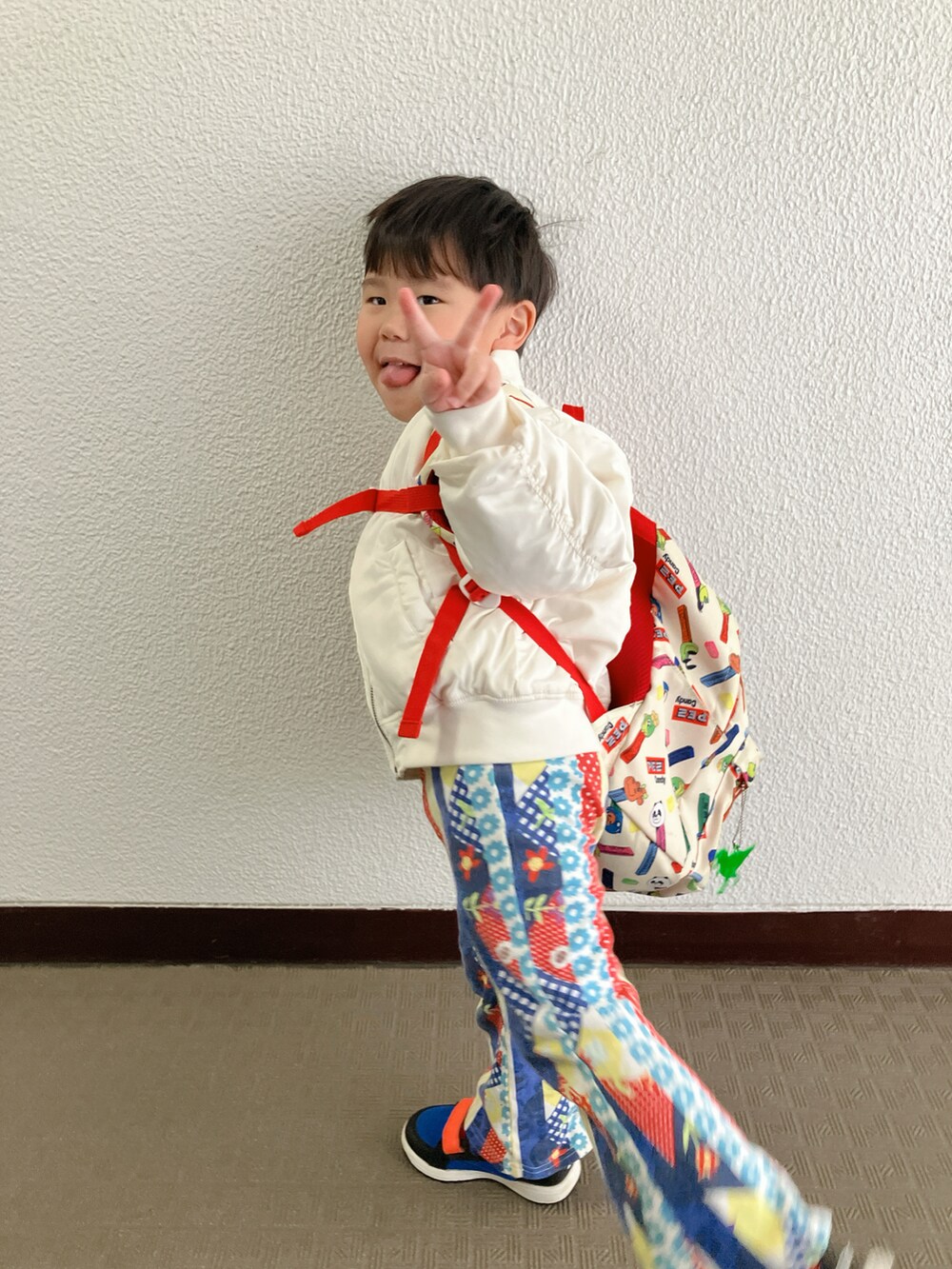 「登園スタイル、古着MIX、MA-1」｜「GUのアイテム（MA-1、ホワイト系）」を使った、りんちゃんのさん（キッズ・100cm）の春コーディネートの3枚目の写真