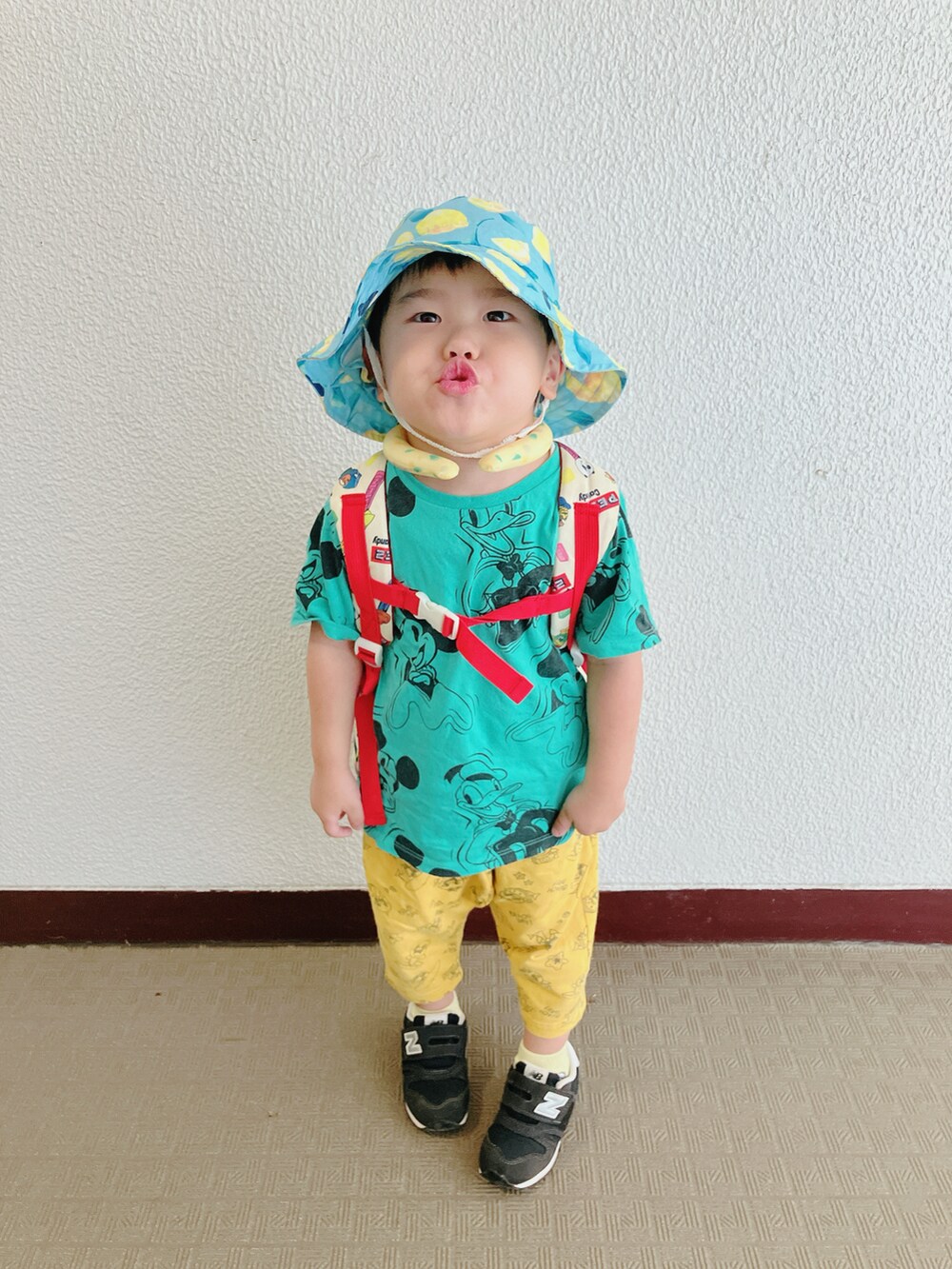 「登園スタイル、韓国子供服、テーマパークコーデ、夏コーデ、スニーカー」｜「H&Mのアイテム（Tシャツ/カットソー、グリーン系）」を使った、りんちゃんのさん（キッズ・100cm）の夏コーディネートの2枚目の写真