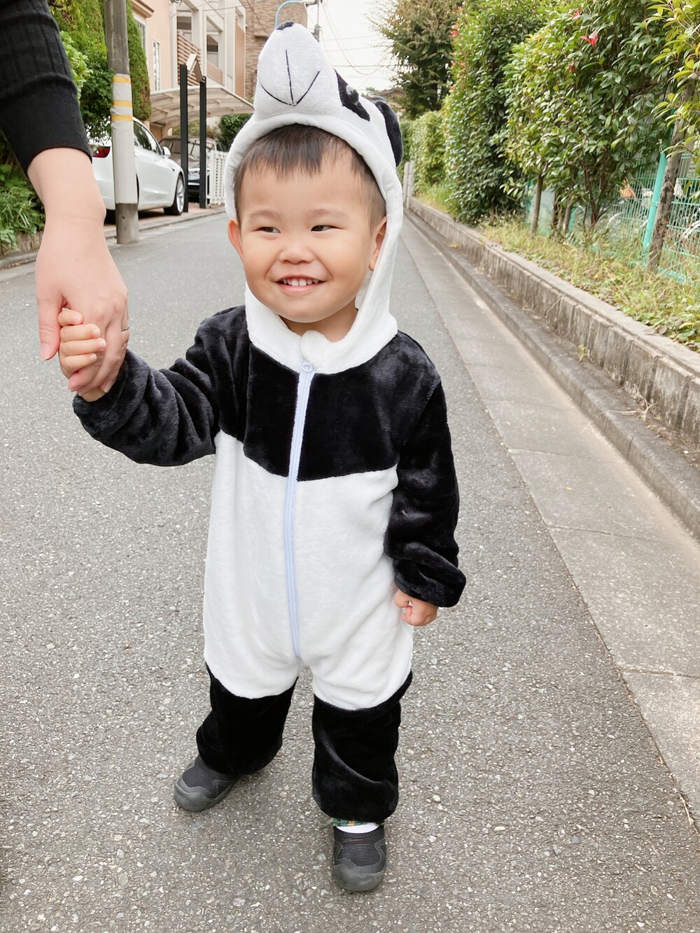 ホワイト系のその他ペットグッズを着用したキッズの秋コーディネートの2枚目の写真