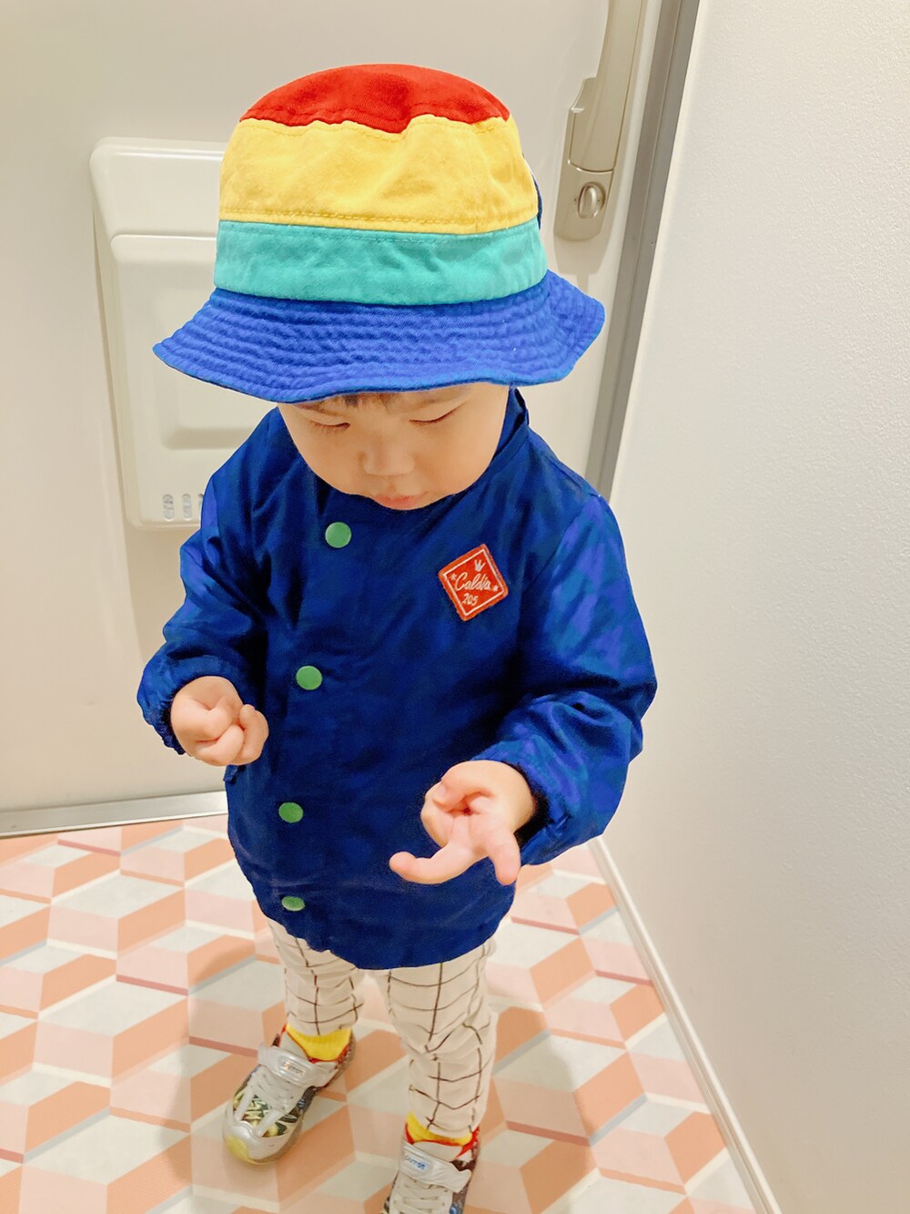 ブルー系のナイロンジャケットを着用したキッズの秋コーディネートの3枚目の写真