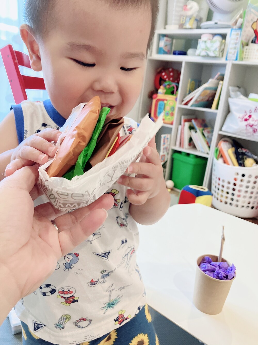 「コックさん、おままごと、ハンバーガー、帽子」｜「どこかの袋のアイテム（ラッピングキット、ベージュ系）」を使った、りんちゃんのさん（キッズ・90cm）の秋コーディネートの3枚目の写真