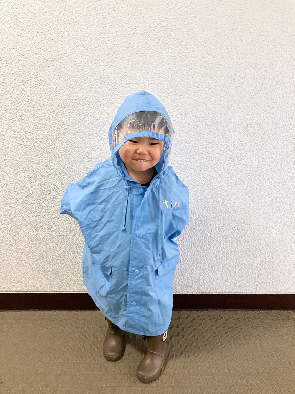 「登園スタイル、雨の日コーデ、キッズファッション」｜「もらいもののアイテム（ポンチョ、ブルー系）」を使った、りんちゃんのさん（キッズ・90cm）の夏コーディネートの3枚目の写真