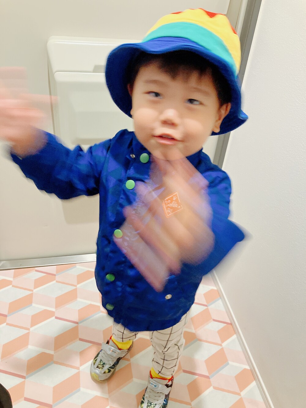 ブルー系のナイロンジャケットを着用したキッズの秋コーディネートの4枚目の写真