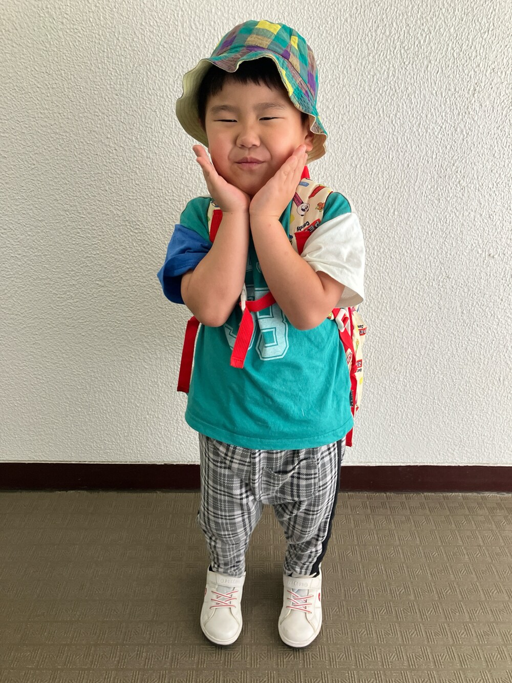 グリーン系のTシャツ/カットソーを着用したキッズの夏コーディネートの4枚目の写真