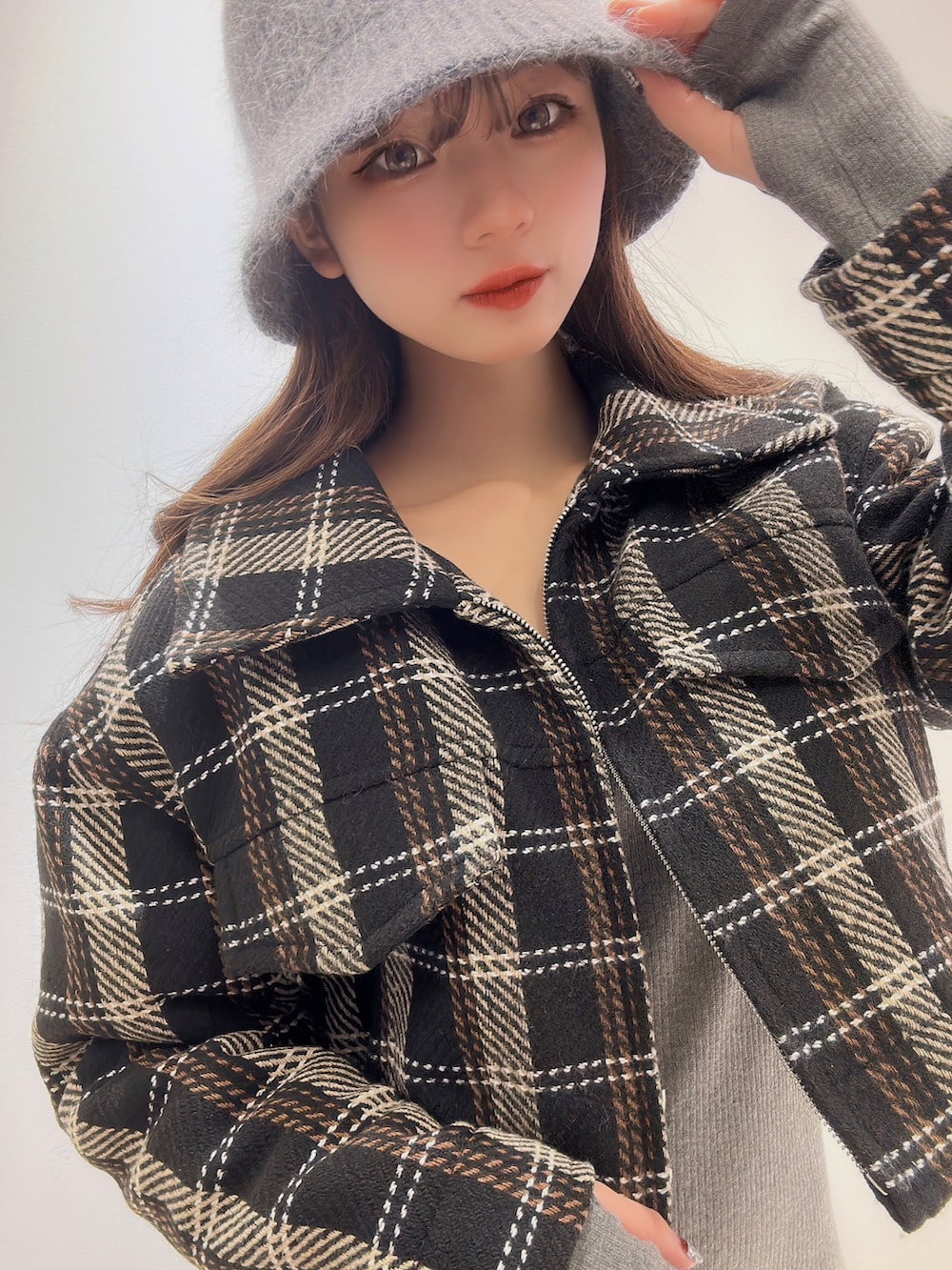 「オトナ女子、ジャケット、大人かわいい、お洒落さんとつながりたい、ENVYM、envym_staff、ENVYMコーデ、envym_sendai、ワンピース」｜「ENVYMのアンゴラバケットハット（ハット、グレー系）」を使った、envym_miyuさん（レディース・160cm）の冬コーディネートの2枚目の写真
