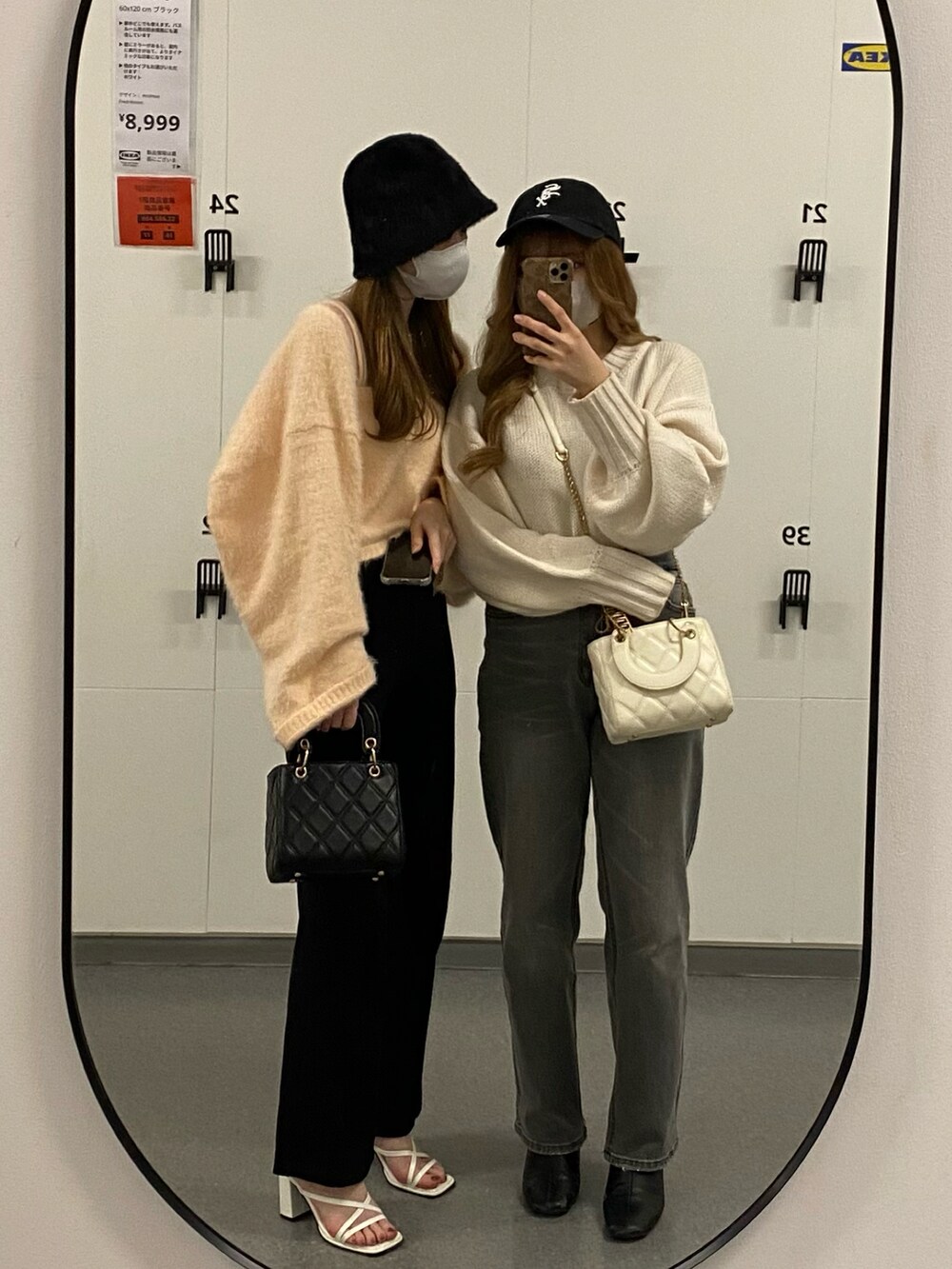 ブラック系のショルダーバッグ、ピンク系のその他アウター、ブラック系のその他パンツを着用したレディースの春コーディネートの3枚目の写真